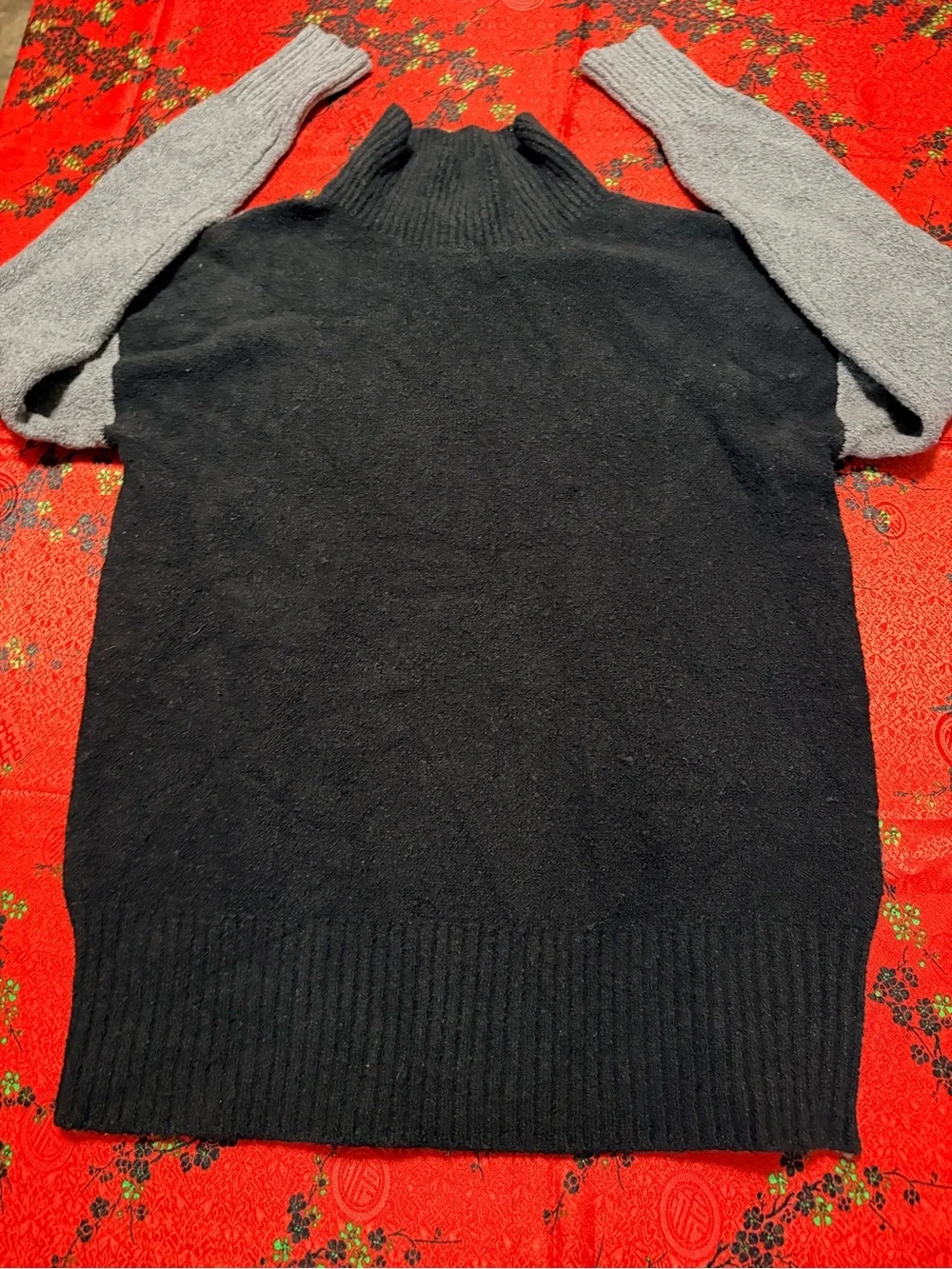 Caslon Black Body with Gray Sleeves Knit sweater
